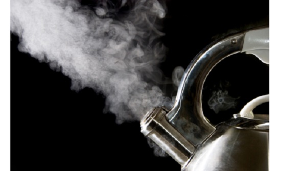 وفاة طفل تعرض لحروق بماء ساخن في منزله