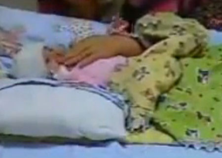 خادمة تكتم نفس طفلة رضيعه