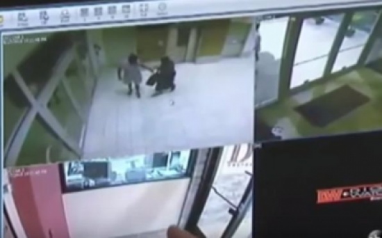 شاهد.. رجل وامرأة يعلقان في مصعد بعد سرقتهما 26 ماسة