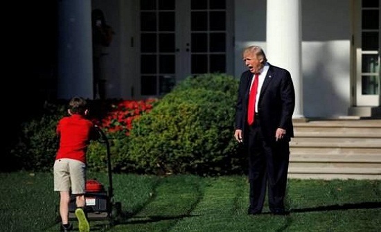 طفل يتجاهل تحية ترمب - فيديو