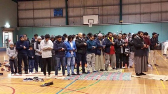 شاهد: مبتعث بأستراليا يرفع أذان الصلاة بصوت مكي