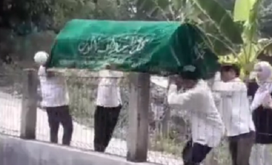 بالفيديو : لحظة سقوط نعش داخل حمام سباحة أثناء تشييع جنازة بالفيديو : لحظة سقوط نعش داخل حمام سباحة أثناء تشييع جنازة