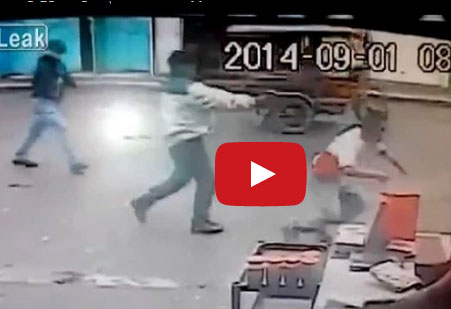 بالفيديو.. عصابة تقتل عاملًا أمام المارة لتسرق راتبه