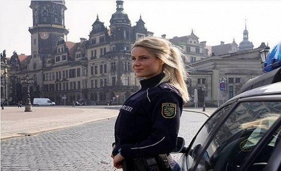 بالصور.. شرطية ألمانية تخطف الأنظار بجمالها الشديد بالصور.. شرطية ألمانية تخطف الأنظار بجمالها الشديد