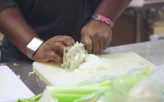 بالفيديو..لا دموع بعد اليوم عند تقطيع البصل!