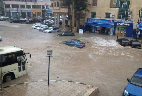 بالصور : عاصفة رعدية " عادية " تحول شوارع عمان الى انهار بالصور : عاصفة رعدية " عادية " تحول شوارع عمان الى انهار