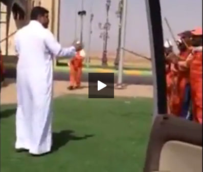 عمال نظافة يتراقصون على أنغام المزمار