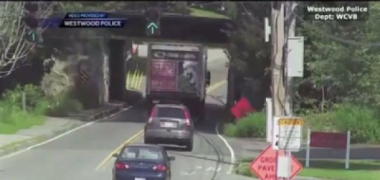 سائق تجاهل لوحة تحذيرية قبل جسر.. شاهد ماذا حدث!