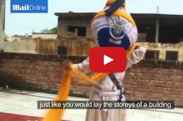 هندي يرتدي عمامة وزنها 55 كيلو وطولها 600 متراً!