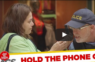 شاهد..  رجل عجوز يضع المارة في مأزق