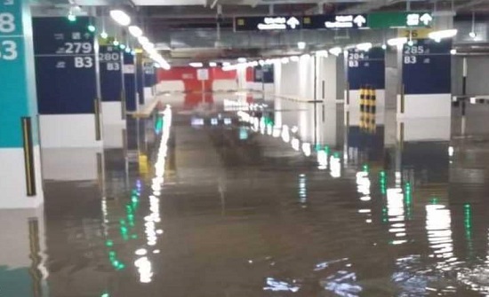 الطقس يعطّل الدراسة والعمل بالوزارات في الكويت