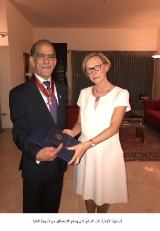 السفيرة الألمانية تقلد السفير التل وسام الاستحقاق من الدرجة العليا