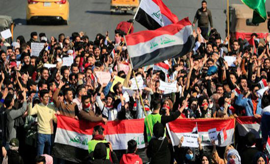 بالفيديو : طعن ناشط عراقي في هجوم جماعي لأتباع الصدر