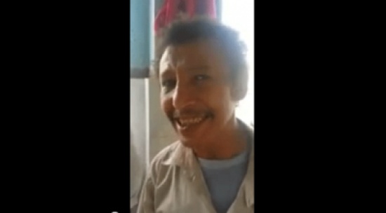 رجل يقلد صوت طفل