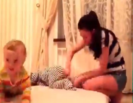 بالفيديو..معاناة الأم مع طفليها التوأم عند تغيير ملابسهما