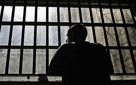 سجين يفر بعملية جريئة تذكّر بأفلام الأكشن سجين يفر بعملية جريئة تذكّر بأفلام الأكشن