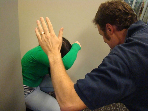 عاق عيّد على أمه .. ضرباً