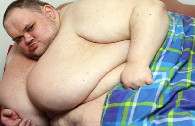 وفاة أضخم رجل في بريطانيا عن عمر 33عاماً وفاة أضخم رجل في بريطانيا عن عمر 33عاماً