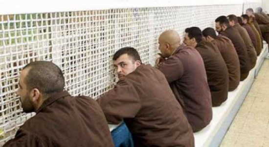 الأسرى في سجون الاحتلال يعدون لاضراب واسع عن الطعام