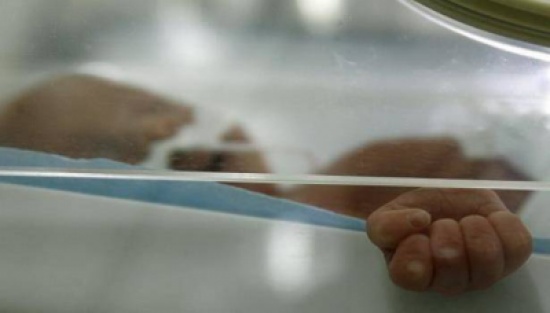 رفضت 3 مستشفيات استقبالها.. فوضعت طفلتها في السيارة وتوفيتا رفضت 3 مستشفيات استقبالها.. فوضعت طفلتها في السيارة وتوفيتا