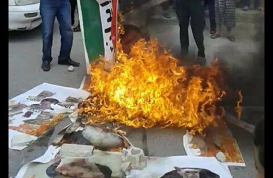 احتجاجات بالأردن ضد إيران.. إحراق صور الخميني وخامنئي (صور)