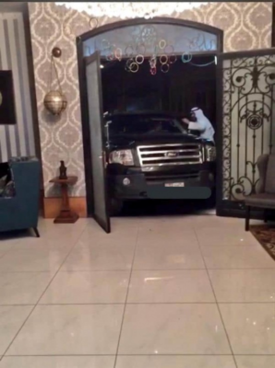 شاهد.. سائق يقتحم منزلاً بسيارته في الكويت بطريقة غريبة شاهد.. سائق يقتحم منزلاً بسيارته في الكويت بطريقة غريبة