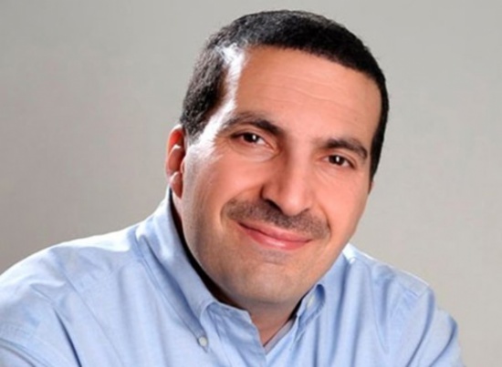 صور: عمرو خالد يظهر بصحبة فتاة حسناء ويثير ضجة على مواقع التواصل