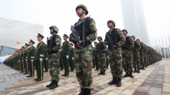 قتل وجرح 18 بحجر بعد خلاف مع مديره