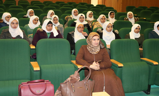 طالبات مدرسة أساسية في زيارة علمية لجامعة الحسين