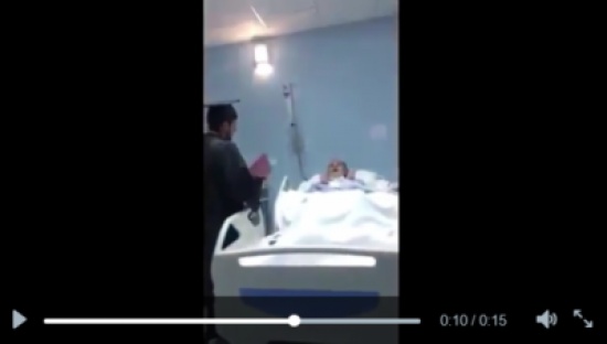 فيديو يدمي القلوب..شاب يبشر والده بتخرجه وهو في غيبوبة بعد وفاة والدته