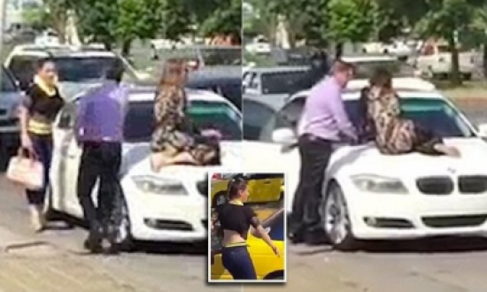 فيديو: مكسيكية تجلس علي سيارة زوجها لمنعه من الخروج مع عشيقته فيديو: مكسيكية تجلس علي سيارة زوجها لمنعه من الخروج مع عشيقته