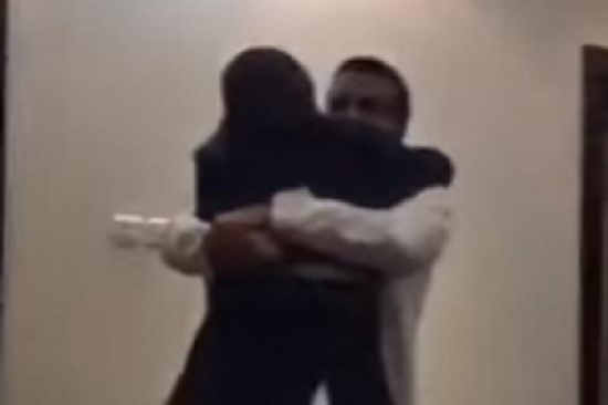 شاهد.. موقف مؤثر يجمع شقيقين بعد خروج أحدهما من السجن