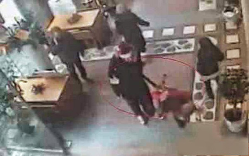 فيديو: شاب يسقط فتاة أرضا بلكمة على وجهها فيديو: شاب يسقط فتاة أرضا بلكمة على وجهها