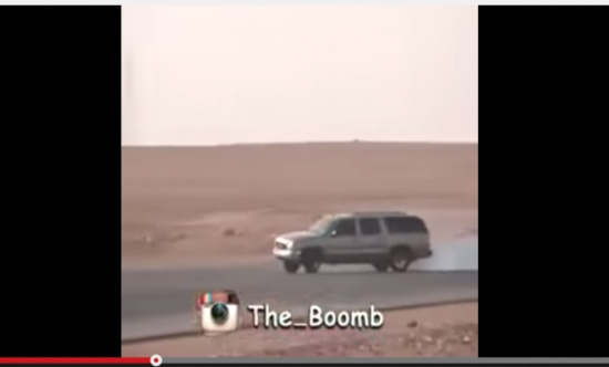 بالفيديو.. لحظة انقلاب سيارة وطيران سائقها في مشهد مرعب بالفيديو.. لحظة انقلاب سيارة وطيران سائقها في مشهد مرعب