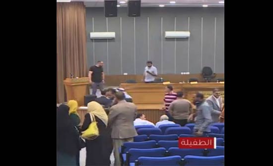 الطفيلة : توقف اللقاء الوزاري اثر مشادات مع مواطنين الطفيلة : توقف اللقاء الوزاري اثر مشادات مع مواطنين