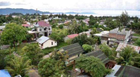 عمدة مدينة إندونيسية تفرض حظر تجول على النساء