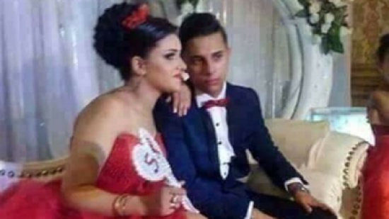 زواج طفلة بفستان ساخن.. عروس أغضبت مواقع التواصل الاجتماعي زواج طفلة بفستان ساخن.. عروس أغضبت مواقع التواصل الاجتماعي