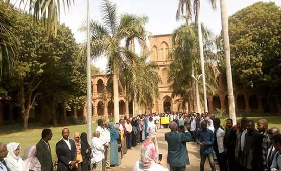 اتفاق بين المحتجين والجيش السوداني على "تواصل اللقاءات" اتفاق بين المحتجين والجيش السوداني على "تواصل اللقاءات"