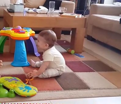 طفل يضحك على شعوذة أبيه