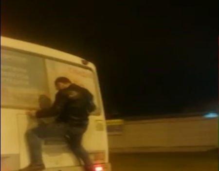 بالفيديو.. شاب روسي يخاطر بحياته ليشبه «سبايدر مان» بالفيديو.. شاب روسي يخاطر بحياته ليشبه «سبايدر مان»