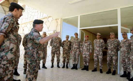 الملك يزور قوة رد الفعل السريع (صقر الصحراء)