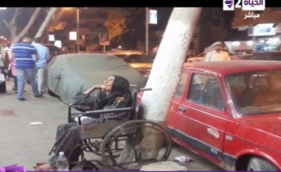 بالفيديو.. أم مسنة يتركها ابنها في الشارع كل يوم بالفيديو.. أم مسنة يتركها ابنها في الشارع كل يوم