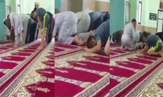 شاهد: ردة فعل شخص أفسد طفل صلاته بطريقة ساخرة