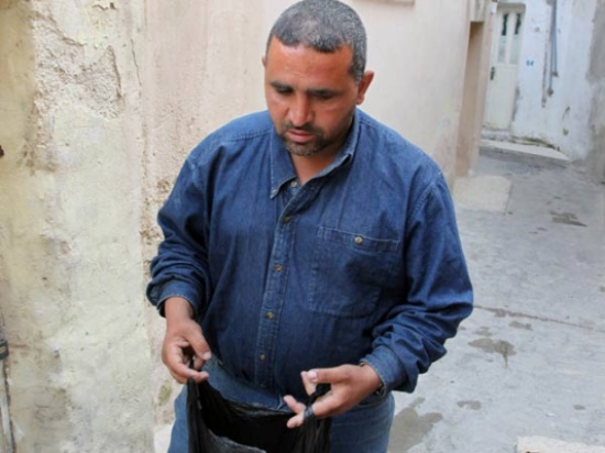 مخيم الحسين : عوض لم يجد سوى جارته الفقيرة لاطعامه