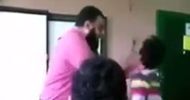 مُعلِّم يضرب طالب بطريقة مهينة امام زملائه - فيديو