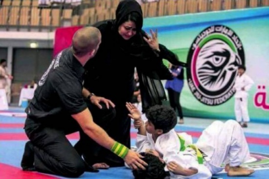 لماذا اقتحمت هذه الأم ساحة المباراة التي يخوضها ابنها ؟