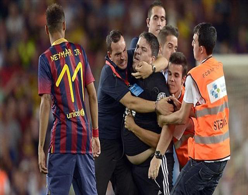 مشجع غاضب يقذف "كلباً" على حكم خلال مباراة !