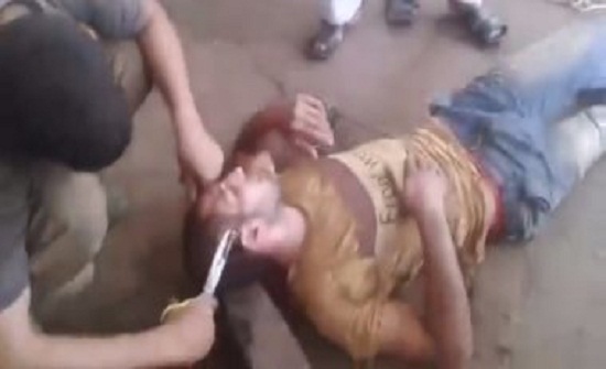 شاهد.. مصري يعذب عامل لديه بطريقة وحشية لتأخره عن عمله.. لن تصدق ما قام به شاهد.. مصري يعذب عامل لديه بطريقة وحشية لتأخره عن عمله.. لن تصدق ما قام به