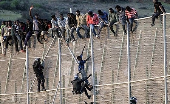 إسبانيا تُرحل نحو 800 مهاجر قاصر من جيب سبتة إلى المغرب