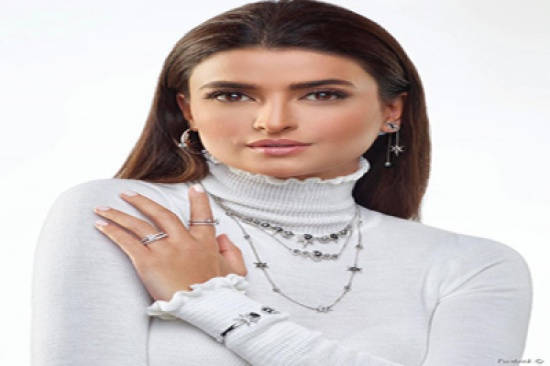 معجب سعودي يقترب من علا الفارس متغزلاً: لو أنك عندي ما قومتك الصبح -فيديو معجب سعودي يقترب من علا الفارس متغزلاً: لو أنك عندي ما قومتك الصبح -فيديو